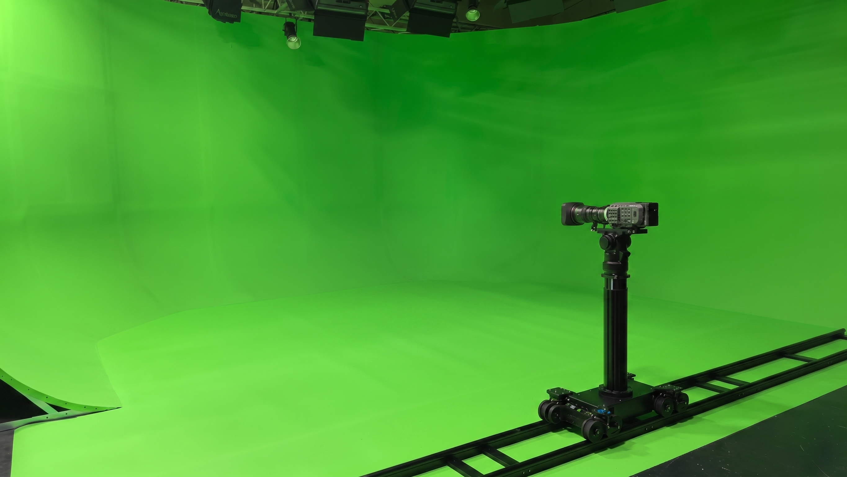 Studio fonds vert 44 m² — plateau Karukera Studio avec dolly et travelling